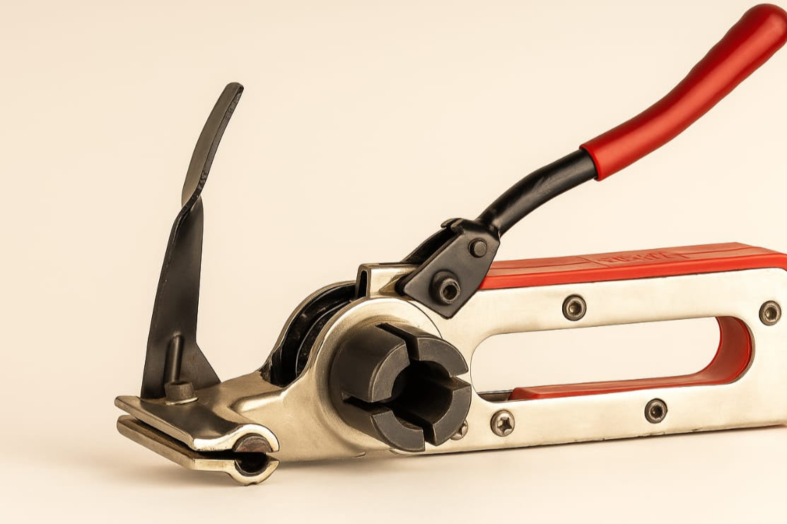 suman heavy duty rachet tensioner with red handle and metal gear body closeup for industrial packaging use by paras

